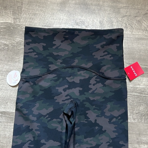 NWT. SPANX Booty Boost 7/8 Printed Camo Leggings - Picture 7 of 13